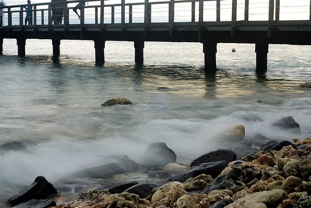 Ombak Kapas, diambil menggunakan tripod dengan shutter speed lambat. Lokasi : Tanjung Lesung, Kamera : Nikon D80