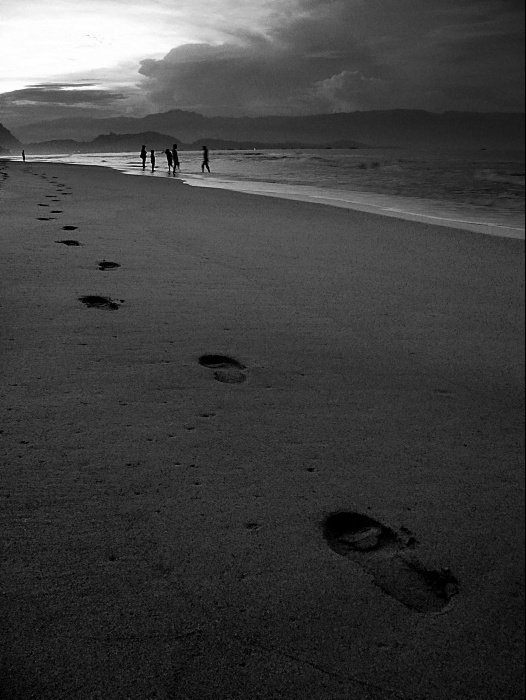 Contoh komposisi yang melanggar Rule of Third, porsi frame sebagian besar dipakai buat pasir berjejak. Lokasi : Pelabuna Ratu, Kamera : Lumix FZ20.